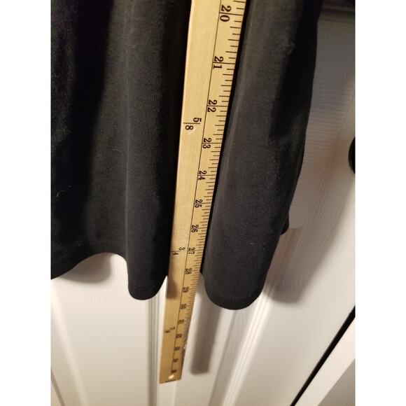 Quacker Factory Black top blouse with heavy white embroidery v-neck trim Size 1X - Picture 3 of 7